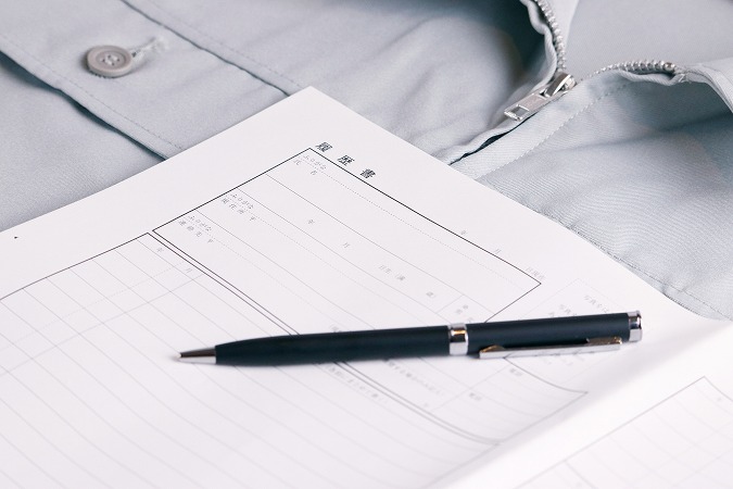 履歴書と作業服とボールペン